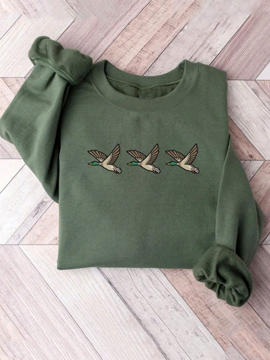 This soft fleece sweatshirt is designed especially for animal lovers. With its charming duck graphic and comfortable fit, it's perfect for staying cozy during autumn and winter. Show off your love for animals while staying warm and stylish.