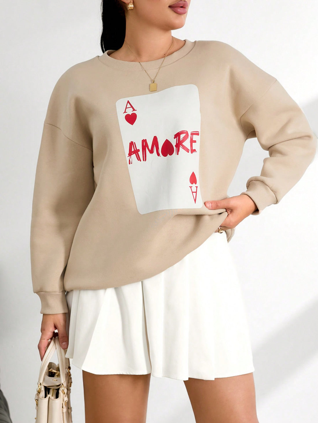 Stay warm and stylish with this cozy plus size sweatshirt! Its playful letter print adds a quirky touch, perfect for autumn. Don't sacrifice comfort for fashion - this sweatshirt has got you covered.