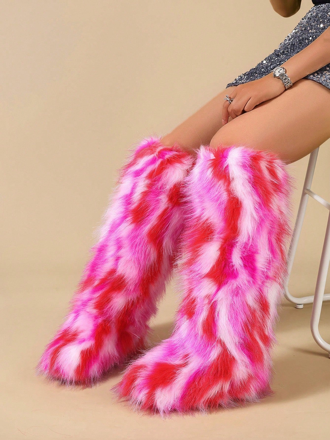 Designed for extreme weather conditions, these tall snow boots for women provide cozy warmth and waterproof protection. The faux fur lining adds extra insulation, while the stylish design ensures both functionality and fashion. Conquer the winter with confidence and comfort in these reliable boots.