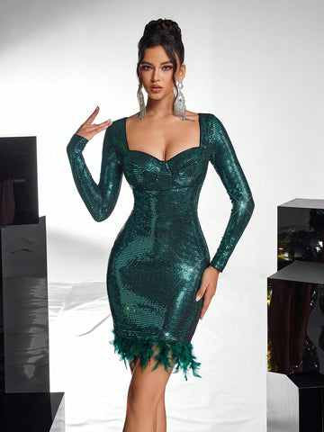 Step into the spotlight with this dazzling dark green glitter cocktail dress, designed to make every party unforgettable. The playful sweetheart neckline highlights your natural charm, while delicate feather details add a fun, flirty touch. Perfect for formal events, this dress blends sparkle and style to keep you twirling all night long.