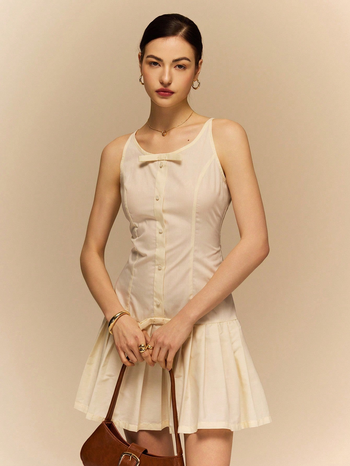 Effortlessly achieve everyday chic with our Po-selle Women's Casual Minimalist Mini Dress. This dress exudes effortless elegance, perfect for any occasion. Stay stylish and comfortable with its lightweight and versatile design. Add this to your wardrobe for an instant touch of chic.