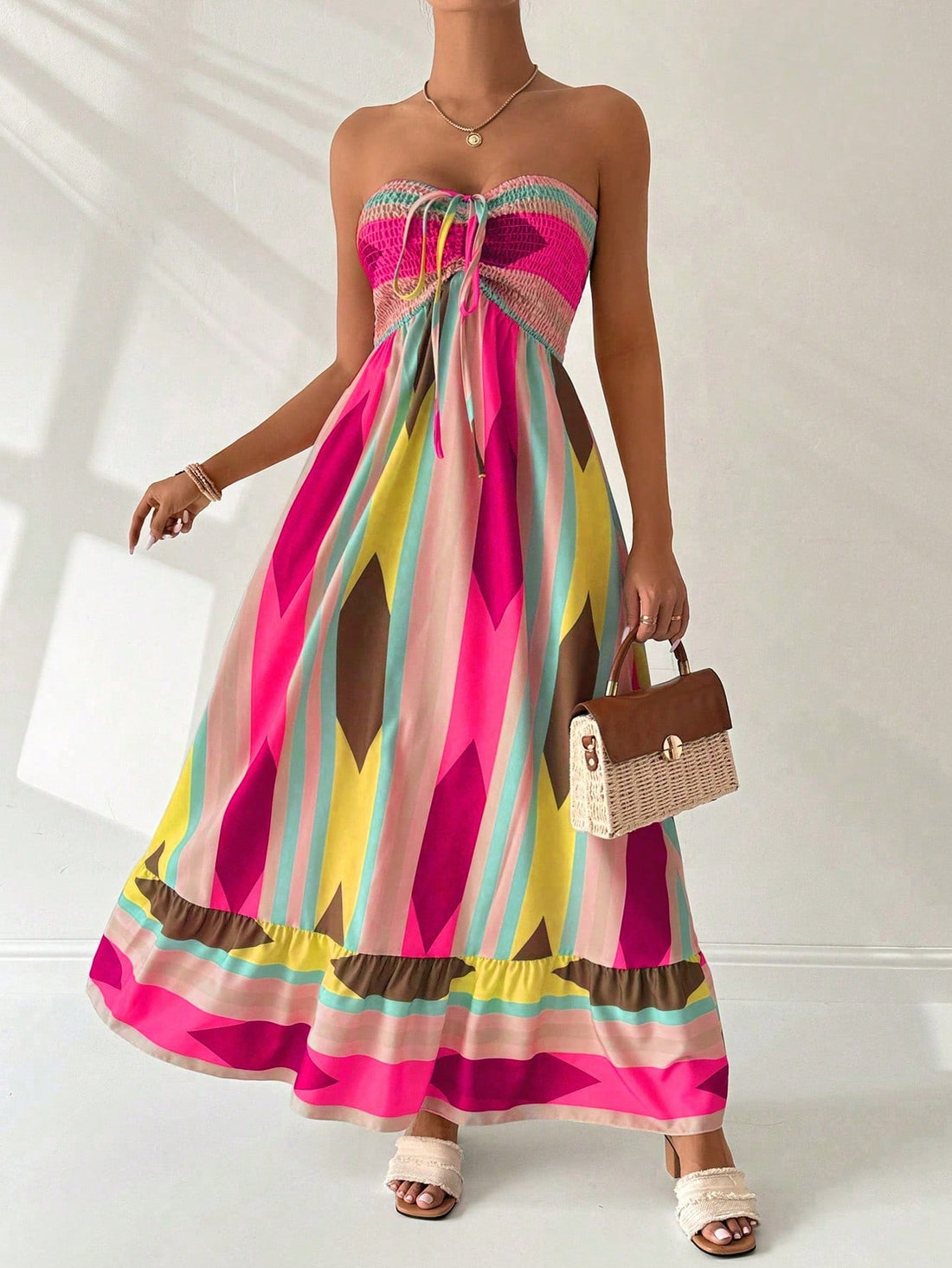 Effortlessly elegance for your New Year's celebrations! This sleeveless maxi sundress features a unique print that will make you stand out in the crowd. With its airy design and comfortable fit, you're sure to make a stylish entrance into the new year. Don't miss out on this must-have dress!