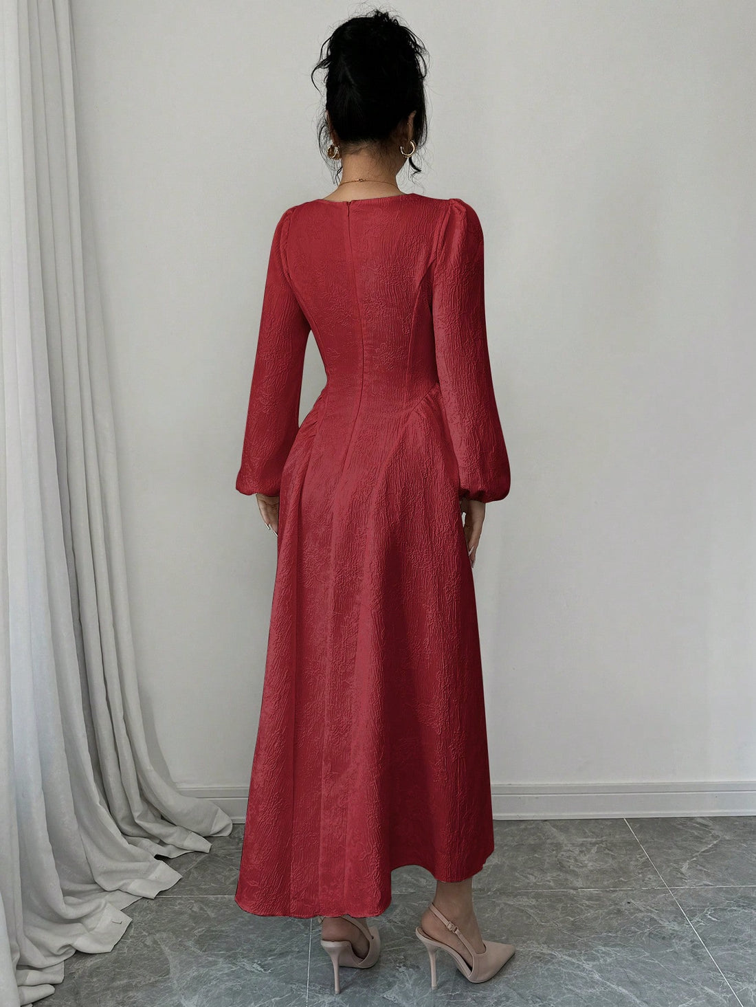 Add effortless elegance to your wardrobe with this solid V-neck dress! The long sleeve design is perfect for any occasion. Stay stylish and comfortable with this casual dress.