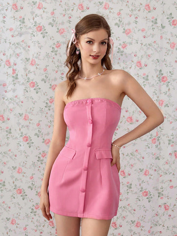 Experience effortless elegance with this stunning strapless solid color dress for women. The simple yet chic design is perfect for any occasion and the strapless style allows for easy movement and comfort. Elevate your wardrobe with this timeless dress.