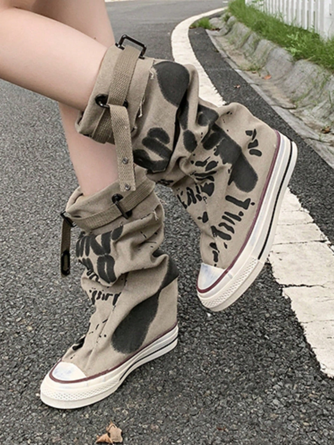 Keep your style on point with our Effortless Style boots! Designed with a round toe and thick sole, these flat boots are perfect for both spring and autumn. Say goodbye to uncomfortable footwear and hello to all-day comfort and style. Time to step up your shoe game!