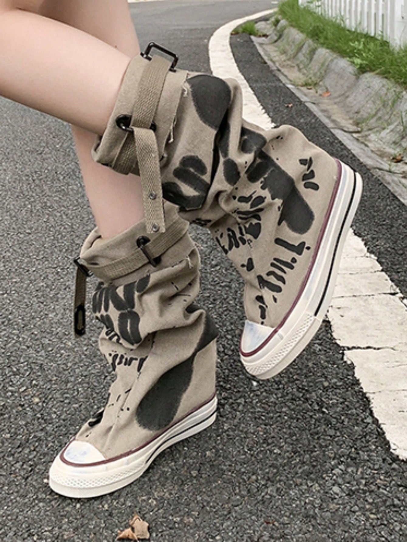 Keep your style on point with our Effortless Style boots! Designed with a round toe and thick sole, these flat boots are perfect for both spring and autumn. Say goodbye to uncomfortable footwear and hello to all-day comfort and style. Time to step up your shoe game!