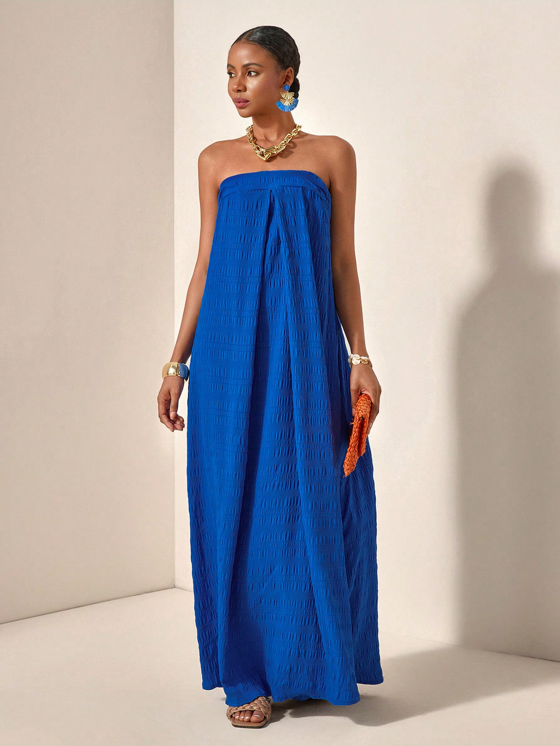 Step into summer with this effortlessly chic strapless dress, designed for sunny days and carefree vibes. Crafted from solid color textured fabric, it offers a stylish look that’s as comfortable as it is eye-catching. Plus, handy pockets add a playful touch and keep your essentials close. Perfect for beach strolls, brunch dates, or dancing under the sun!