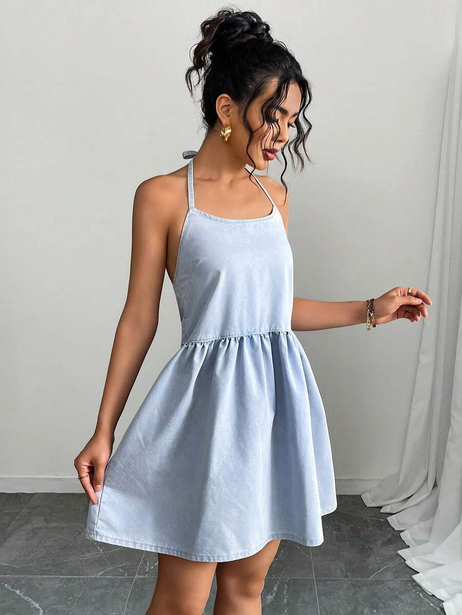 Experience the breathtaking fusion of Americana heritage and sharp, modern architectural tailoring. This stunning backless denim ensemble is meticulously designed for the woman who values a high-fashion, "quiet luxury" approach to seasonal dressing—the ultimate centerpiece for prestigious coastal retreats, exclusive city soirées, and high-authority summer outings.