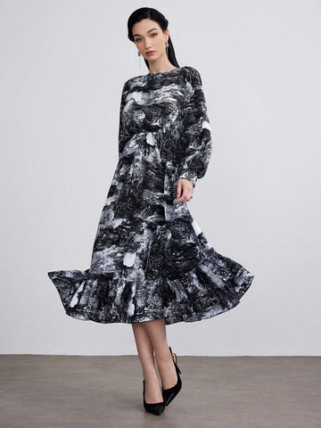 Elevate your office wardrobe with this playful yet professional mid-length dress! The eye-catching abstract print adds personality while lantern sleeves create a fashionable silhouette. Perfect for autumn days when you want to make a statement without saying a word. Transition effortlessly from meetings to after-work gatherings in this versatile piece.