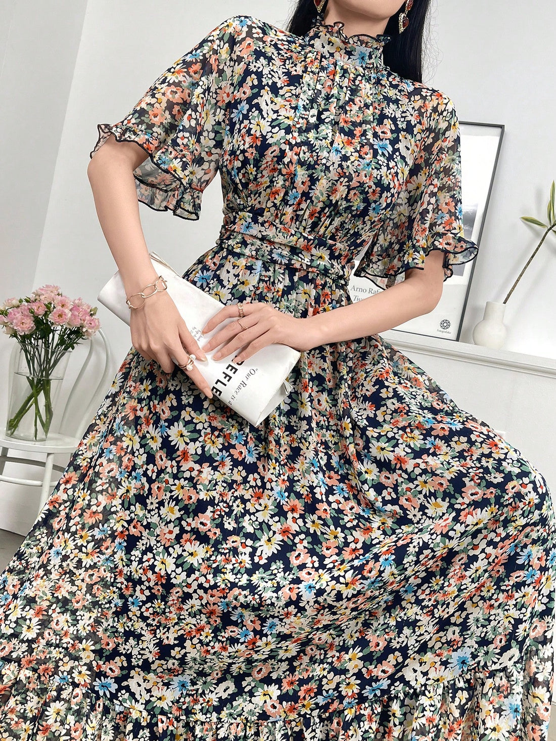 This elegant Arabian floral dress features a stand collar and short sleeves, adding a unique touch to your wardrobe. The beautiful floral pattern is perfect for any occasion, while the classic design flatters your figure. Made with high-quality material, this dress is both comfortable and stylish.
