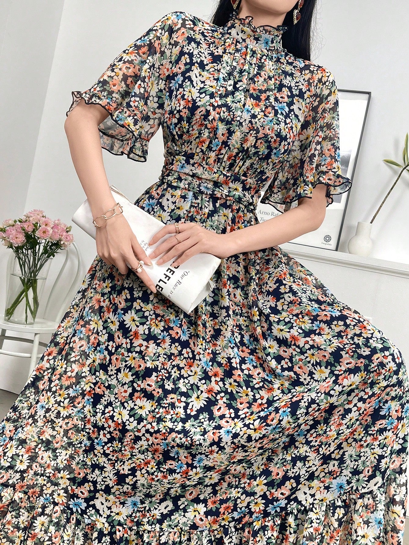 This elegant Arabian floral dress features a stand collar and short sleeves, adding a unique touch to your wardrobe. The beautiful floral pattern is perfect for any occasion, while the classic design flatters your figure. Made with high-quality material, this dress is both comfortable and stylish.