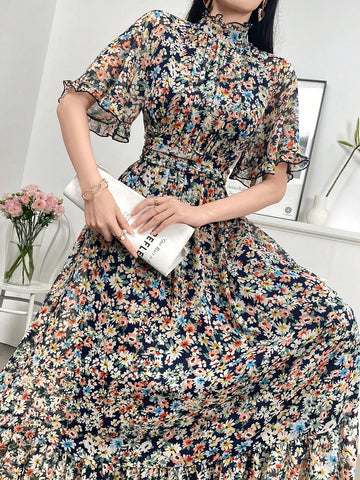 This elegant Arabian floral dress features a stand collar and short sleeves, adding a unique touch to your wardrobe. The beautiful floral pattern is perfect for any occasion, while the classic design flatters your figure. Made with high-quality material, this dress is both comfortable and stylish.