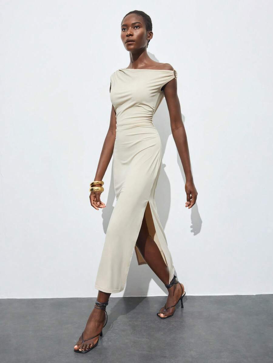 Turn heads with this playful twist on vintage Y2K style! The Elegant Asymmetric Shoulder Cut-Out Dress features a chic metal ring detail that adds just the right amount of edge. Perfect for autumn and winter, its unique cut-out design keeps your look fresh and fun whether you're jet-setting, celebrating at weddings, or dancing through parties. Embrace a bold, stylish vibe that’s effortless to wear and impossible to forget.