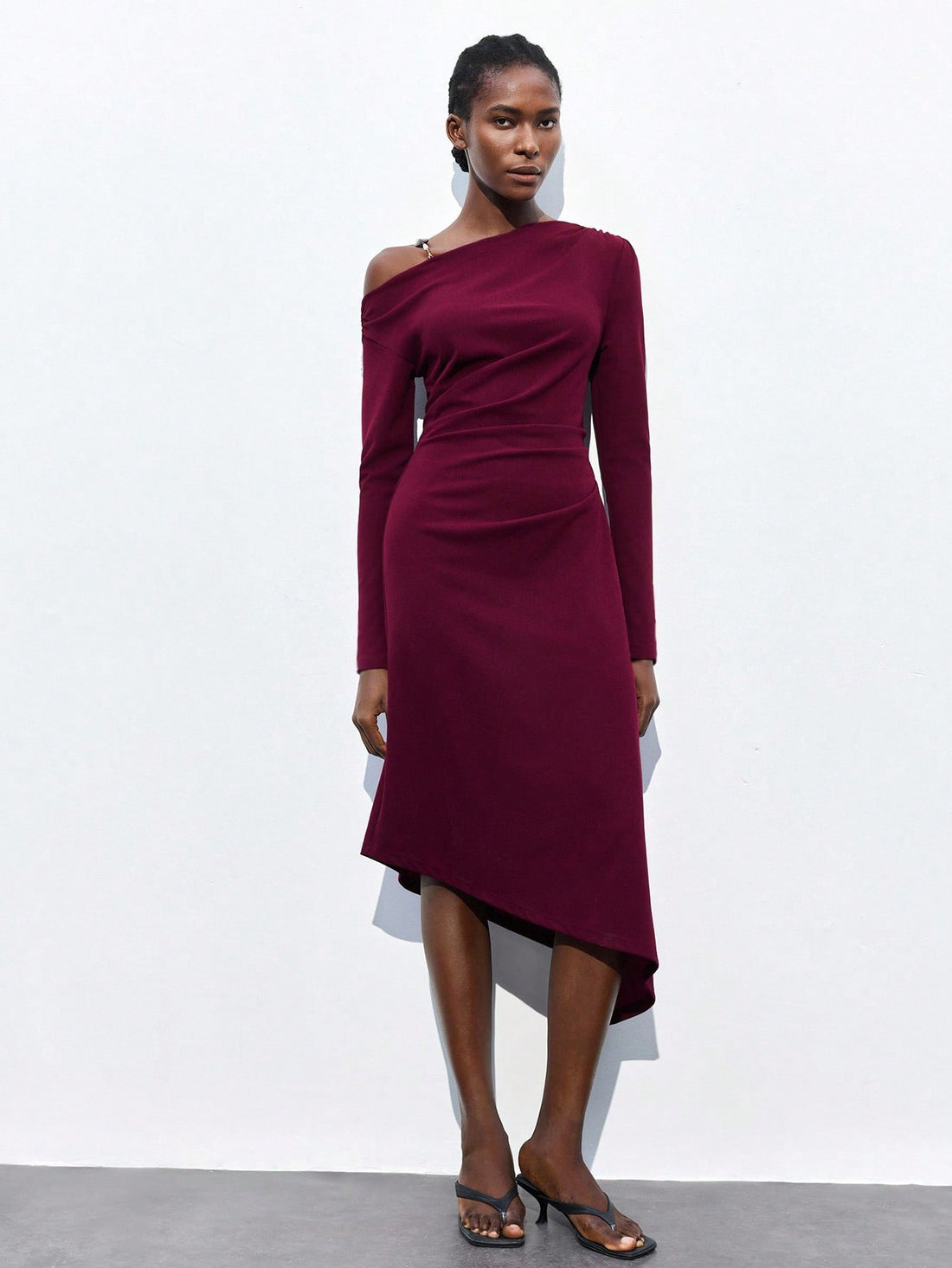 Turn heads with this playful yet sophisticated wine-colored dress featuring an asymmetrical shoulder design and flattering ruched details. Its mid-length cut offers just the right balance of elegance and fun, perfect for any occasion that calls for a touch of flair. Feel confident and effortlessly chic while enjoying the unique silhouette that adds a dash of whimsy to your wardrobe.