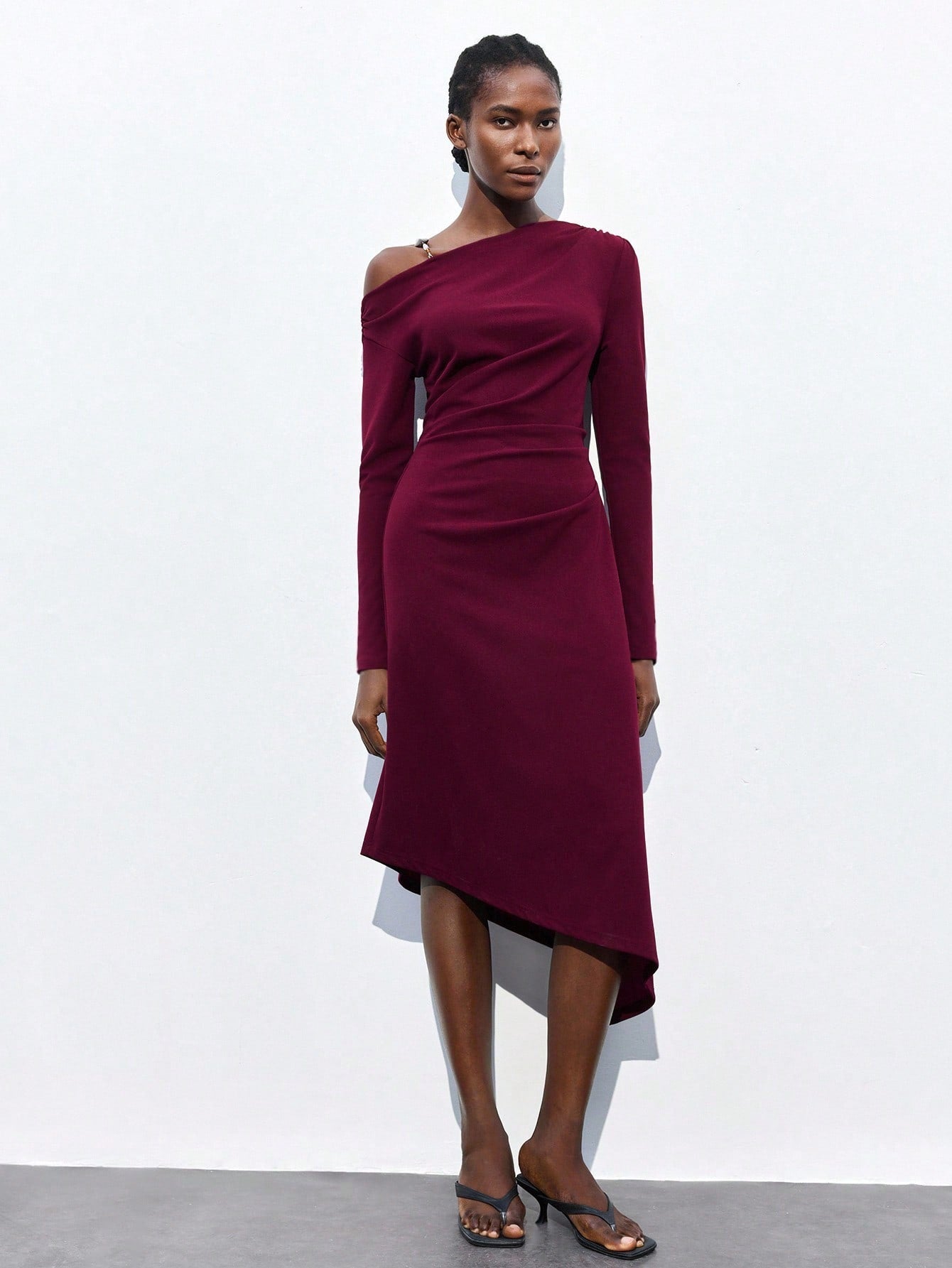 Turn heads with this playful yet sophisticated wine-colored dress featuring an asymmetrical shoulder design and flattering ruched details. Its mid-length cut offers just the right balance of elegance and fun, perfect for any occasion that calls for a touch of flair. Feel confident and effortlessly chic while enjoying the unique silhouette that adds a dash of whimsy to your wardrobe.