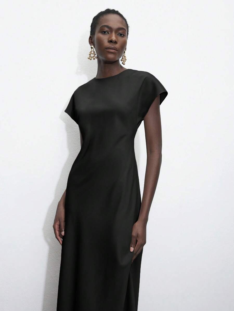 This elegant autumn dress features flowing batwing sleeves and a solid color design, perfectly suited for parties and Christmas celebrations. Crafted to offer comfort and style, it drapes gracefully for a flattering silhouette. Its versatile design allows easy pairing with seasonal accessories, making it a refined choice for festive occasions.