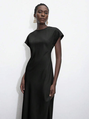 This elegant autumn dress features flowing batwing sleeves and a solid color design, perfectly suited for parties and Christmas celebrations. Crafted to offer comfort and style, it drapes gracefully for a flattering silhouette. Its versatile design allows easy pairing with seasonal accessories, making it a refined choice for festive occasions.