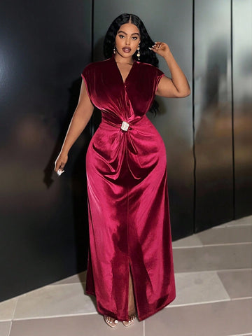 Turn heads in this Elegant Burgundy Velvet Maxi Dress, perfect for formal occasions. With its sleeveless V-neck design and daring slit hem, it combines sophistication with a hint of fun. The metal buckle detail adds a playful twist, making every step feel like a grand entrance. Feel confident and chic all night long!