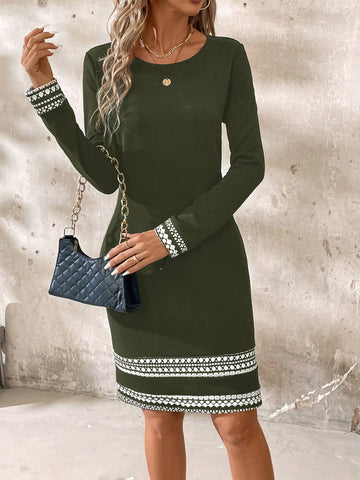 This stylish dress combines contrasting colors with a geometric print, perfect for the spring and autumn seasons. Its long sleeves provide coverage while the fitted design flatters your figure. Look effortlessly elegant in this versatile dress.