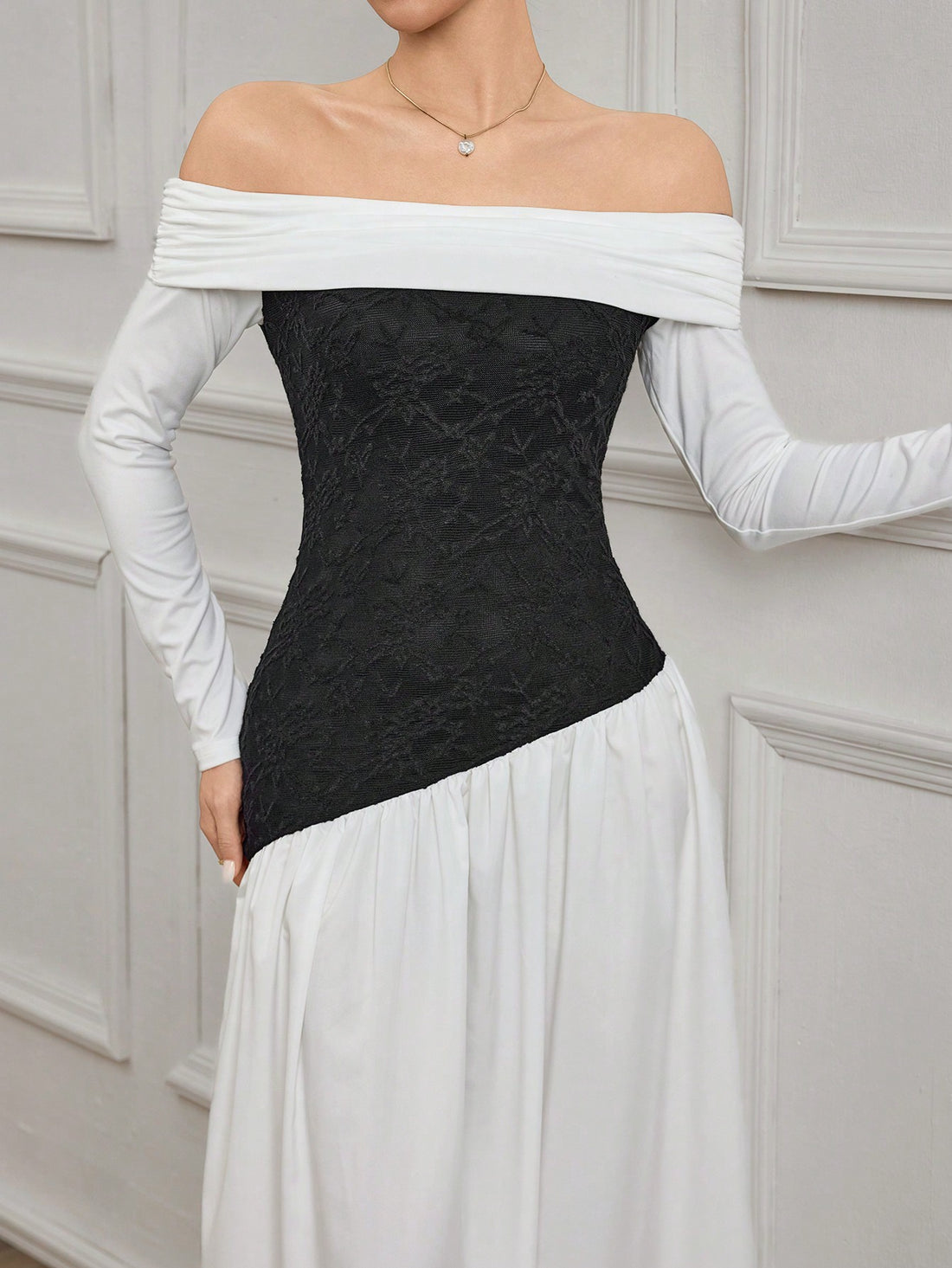 Looking for the perfect dress for formal evening parties? Look no further than our Elegant Fit and Flare Knit Patchwork Dress! Designed for women who want a touch of elegance and a flare for fashion, this dress is a must-have. With its patchwork design and flattering fit, you'll be the center of attention (in a good way) at any event.