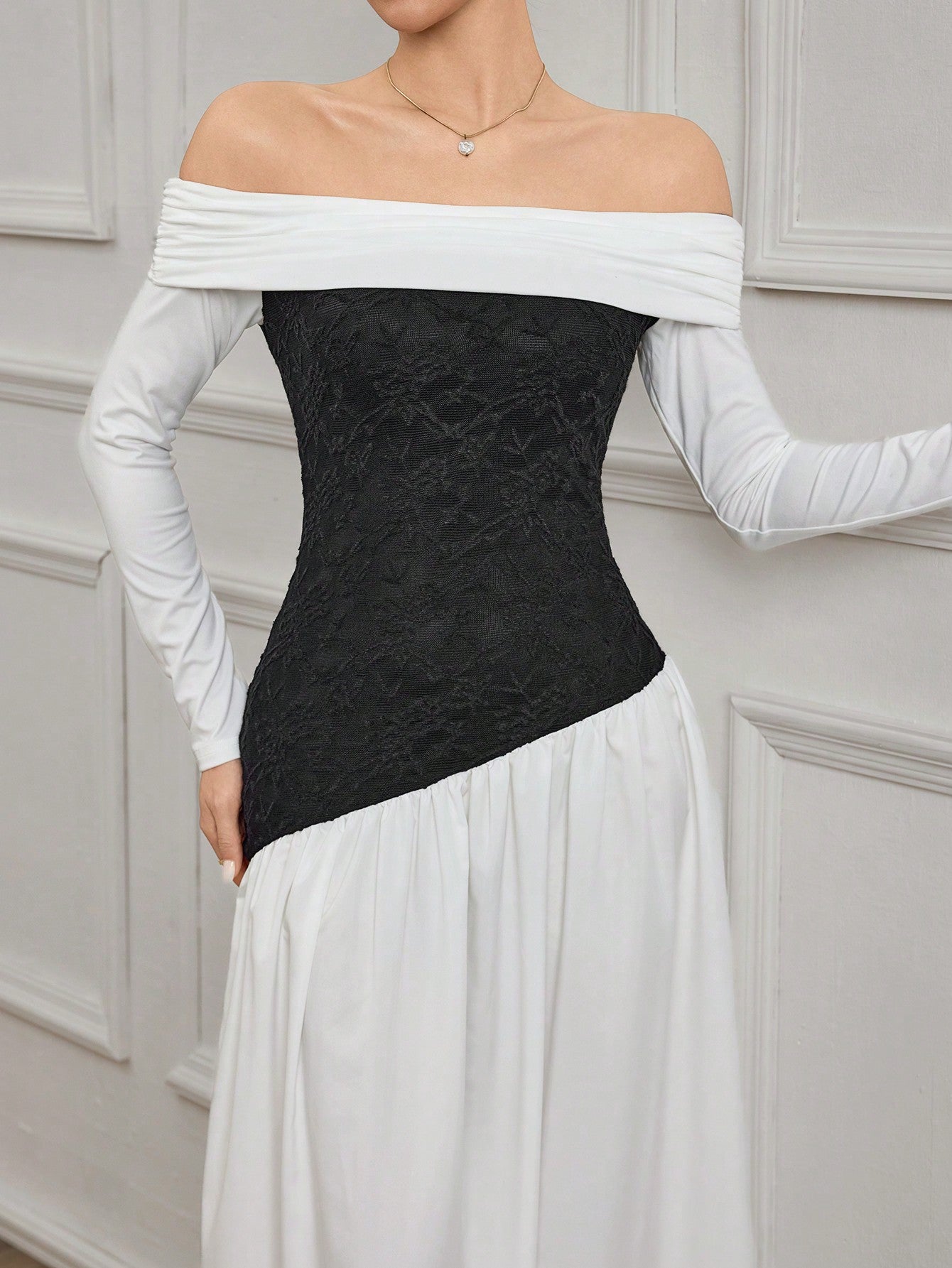 Looking for the perfect dress for formal evening parties? Look no further than our Elegant Fit and Flare Knit Patchwork Dress! Designed for women who want a touch of elegance and a flare for fashion, this dress is a must-have. With its patchwork design and flattering fit, you'll be the center of attention (in a good way) at any event.