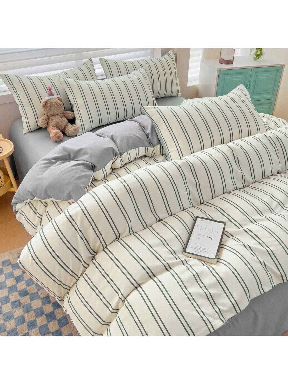 Wrap your bed in a cozy hug with our Elegant Floral Duvet Cover Set! Made from soft microfiber, it’s gentle on your skin and easy to care for—just toss it in the washing machine. The charming floral design adds a splash of joy to any room, while its all-season comfort keeps you snug year-round. Sweet dreams never looked so stylish!