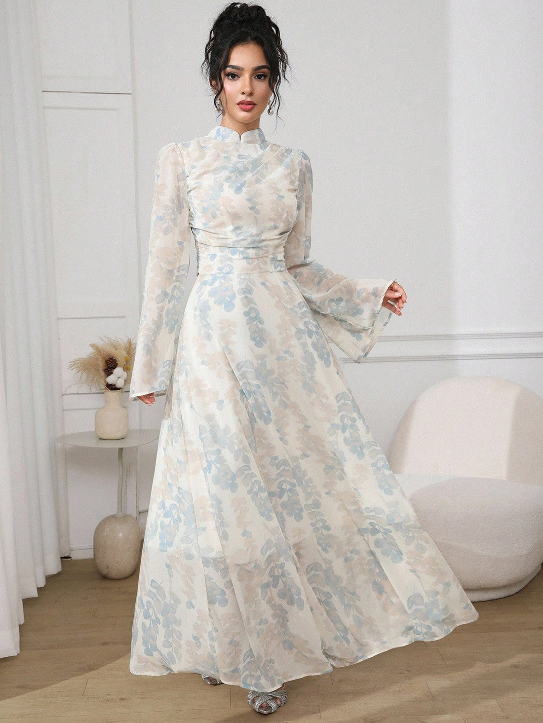 This charming dress brings autumn to life with its delicate floral print and playful flare sleeves. The waist-cinched design highlights your silhouette while offering a comfy fit for all-day wear. Perfect for brunches, strolls, or cozy gatherings, it’s your go-to for a touch of effortless elegance and fun this season.