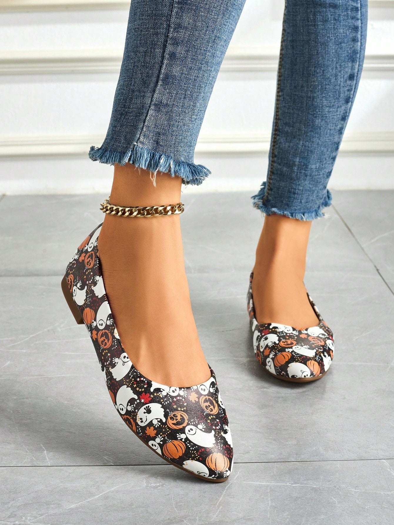 Upgrade your shoe game with our Elegant Floral Print Pointed Toe Loafers. Featuring a stylish floral design and a pointed toe, these loafers are the perfect combination of elegance and comfort. Step into style with confidence and turn heads wherever you go. 