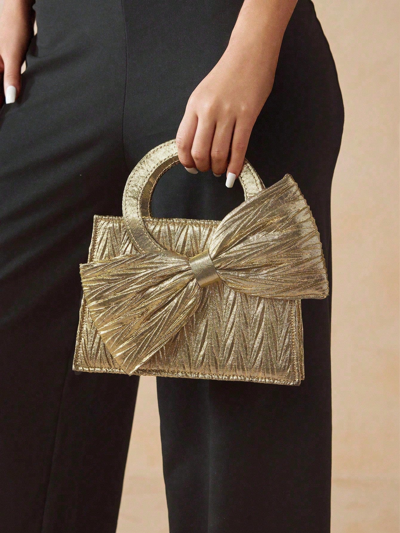 Add a touch of sparkle to your night with this Elegant Gold Evening Bag! Featuring a chic round handle and a flirty bow decoration, it’s perfect for dancing, mingling, or stealing the spotlight at any party. Its versatile top handle makes carrying effortless while elevating your outfit with glam and charm. Ready to turn heads? This bag is your new go-to for special occasions that call for a little extra sparkle!