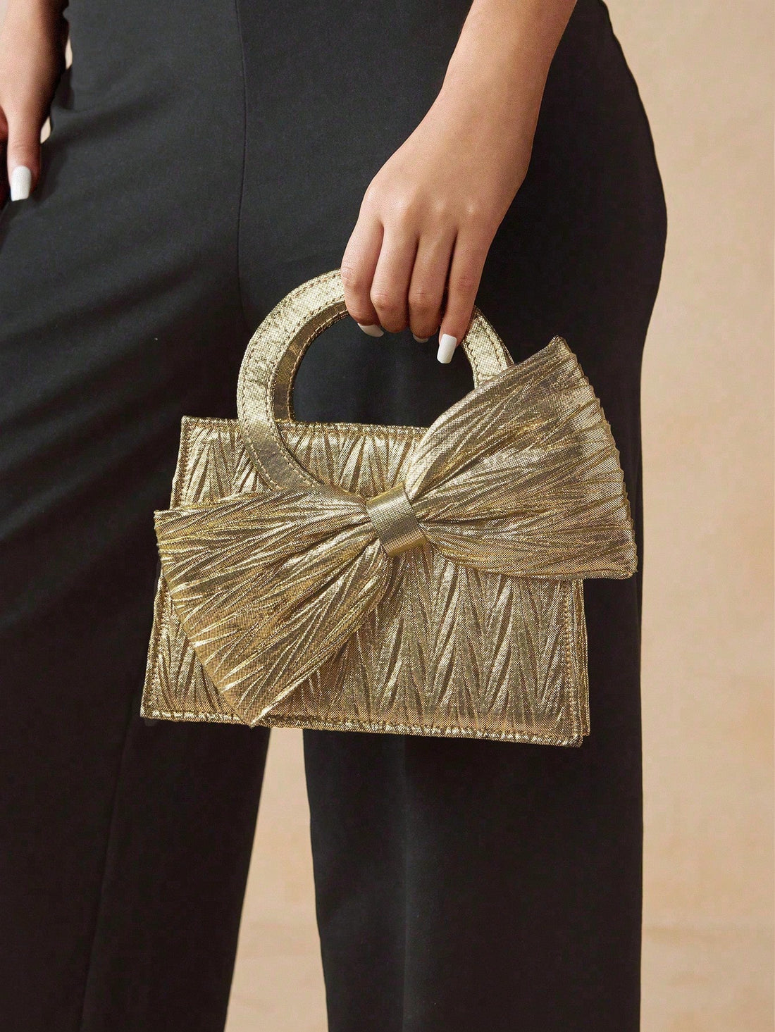Add a touch of sparkle to your night with this Elegant Gold Evening Bag! Featuring a chic round handle and a flirty bow decoration, it’s perfect for dancing, mingling, or stealing the spotlight at any party. Its versatile top handle makes carrying effortless while elevating your outfit with glam and charm. Ready to turn heads? This bag is your new go-to for special occasions that call for a little extra sparkle!