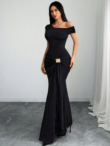 Make a statement with this stunning Gothic double layer bow dress that perfectly blends edgy elegance with playful sophistication. Featuring an adjustable buckle detail and stretchy fabric, this dress moves with you for all-night comfort at parties and special events. The dramatic double-layer bow design adds instant glamour while the fitted silhouette flatters your curves. Whether you're channeling dark romance or bold confidence, this versatile piece transforms any occasion into an unforgettable moment. D