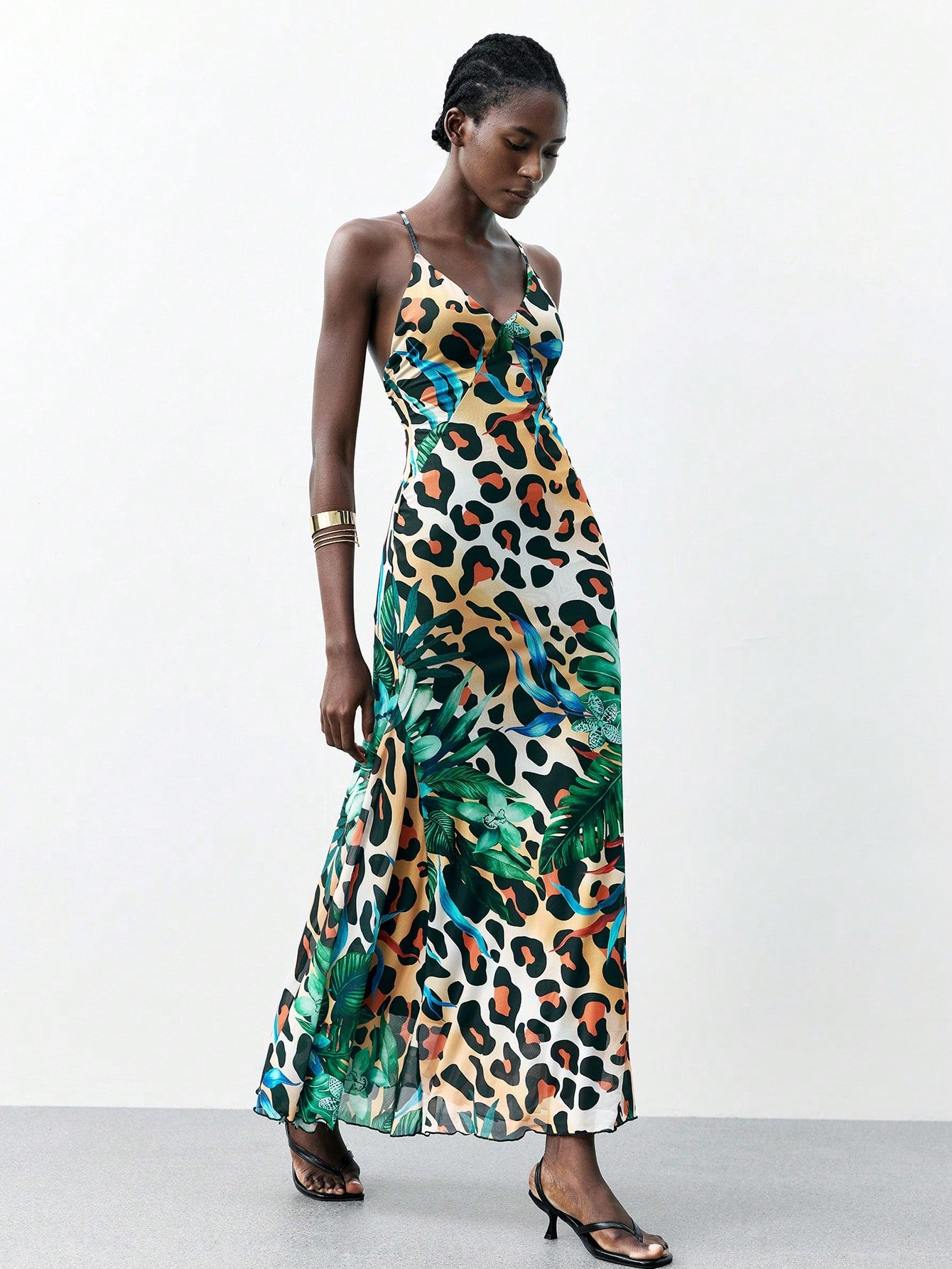 Step out in style with this Elegant Leopard Print Chiffon Maxi Dress. Light and flowing, it’s perfect for autumn and winter, whether you're heading to the office, a party, or just out and about. The playful leopard print adds a bold touch while the chiffon fabric keeps it breezy and comfortable. Dress it up or down and let your confidence roar wherever you go!
