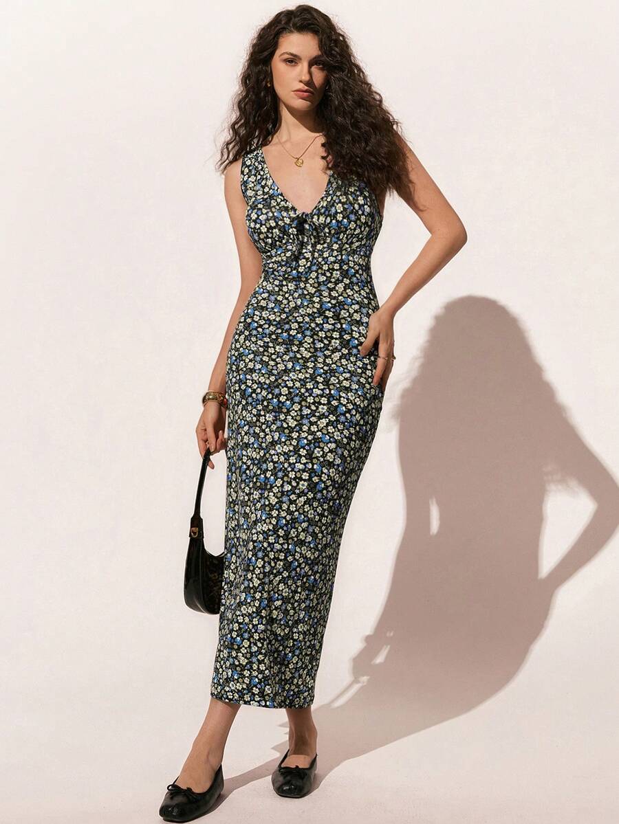 Experience the breathtaking fusion of heritage print artistry and sharp, modern architectural tailoring. This stunning full-print ensemble is meticulously designed for the woman who values a high-fashion, "quiet luxury" approach to seasonal dressing—the ultimate centerpiece for prestigious evening soirées, exclusive gala retreats, and high-authority social celebrations.