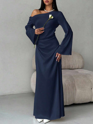 Turn heads at your next special occasion in this stunning mermaid skirt that effortlessly blends sophistication with modern flair. The asymmetrical neckline and graceful flare sleeves create an enchanting silhouette that's equal parts elegant and playful. Whether you're walking down the aisle, celebrating love on Valentine's Day, or making a grand entrance at any event, this minimalist beauty lets your confidence shine. The flattering mermaid cut hugs in all the right places before flowing into a dramatic f