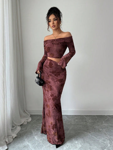 Elevate your party season with this stunning two-piece velvet jacquard set that whispers sophistication without shouting about it. The luxurious fabric drapes beautifully, catching light in all the right ways, while the minimalist design keeps things chic and timeless. Perfect for autumn galas, winter celebrations, or anywhere you want to feel effortlessly elegant. Mix, match, or wear together—this outfit adapts to your vibe as easily as you slip it on. Because sometimes less really is more, especially when