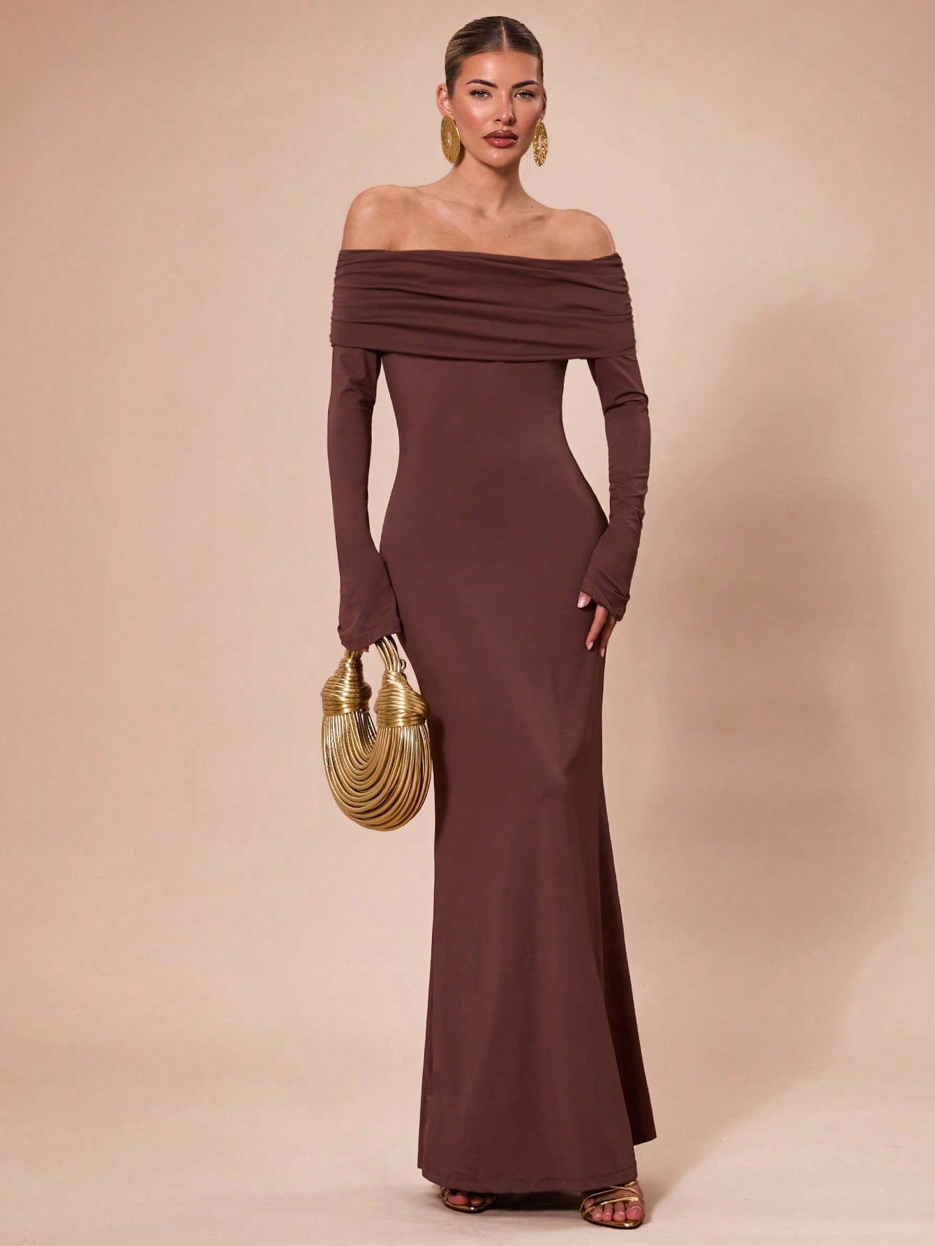 Show off your style with our Elegant Open Shoulder Long Sleeve Dress! Perfect for casual hangouts or semi-formal events, its open shoulder design adds a touch of elegance. Get ready to make a statement and catch some eyes with this dress!