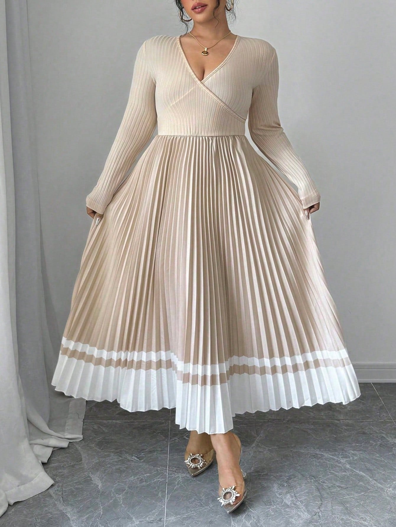 This stunning dress features a flattering V-neckline and a cinched waist, creating a beautiful A-line silhouette. Its retro colorblock design adds a touch of elegance, making it perfect for any occasion. Feel confident and stylish in this plus-size dress that highlights your curves.