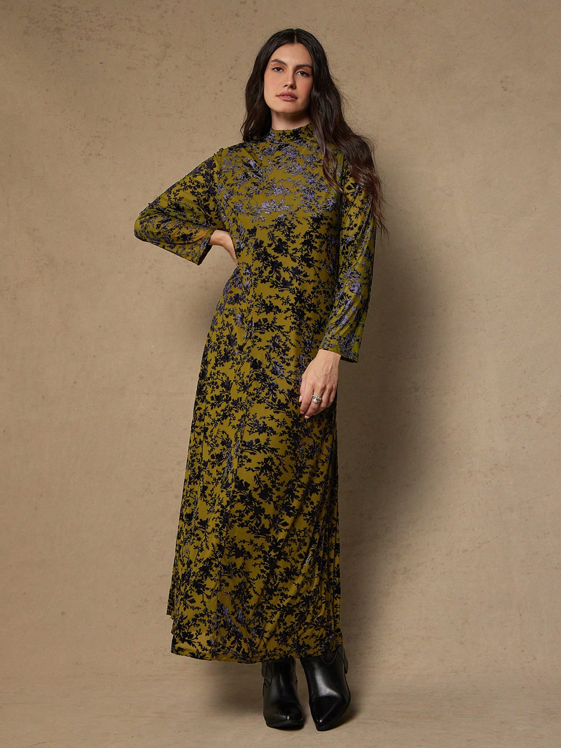 Make a statement in this stunning backless long sleeve dress that effortlessly blends vintage charm with modern elegance. Designed for plus-size figures, it features a daring open back and flowing silhouette perfect for weddings, parties, and special occasions. The luxe fabric drapes beautifully while the long sleeves add sophistication and warmth. Turn heads and feel absolutely fabulous in a dress that celebrates your curves and timeless style.