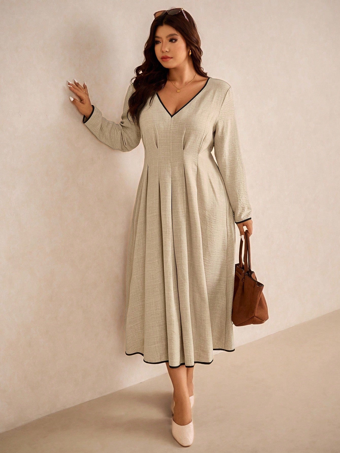 Step up your commuter game with this Elegant Plus Size Color Block Trim Waist Dress. Designed for comfort and style, its flattering color block trim accentuates your waist, giving you a chic silhouette that’s ready for anything—from office meetings to after-hours fun. Embrace effortless confidence and turn heads as you breeze through your day in playful sophistication.