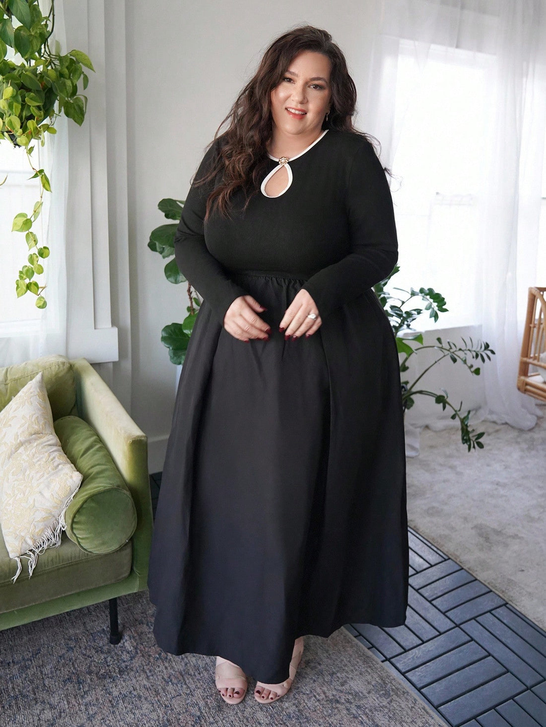 Embrace the season in style with this stunning plus-size fall dress that's equal parts sophisticated and fun! The charming keyhole neckline adds a flirty touch, while the flowing A-line hem flatters your figure beautifully. Long sleeves keep you cozy as temperatures drop, and the polished design transitions seamlessly from the office to weekend adventures. Perfect for anyone who refuses to compromise between comfort and elegance—because looking fabulous shouldn't feel like work!