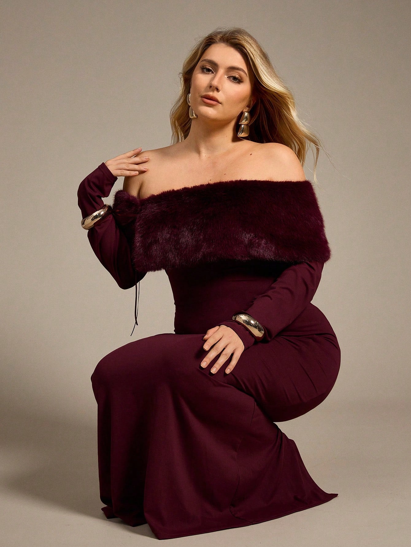 Elevate your event wardrobe with this stunning plus-size maxi dress, where timeless elegance meets modern flair. The luxurious faux fur collar adds a touch of glamour and sophistication, perfect for romantic dinners, galas, and formal celebrations. Designed to flatter and celebrate your curves, this dress combines flowing fabric with refined details that make you feel absolutely fabulous. Whether you're dancing the night away or making a grand entrance, this showstopper ensures you'll turn heads and feel co