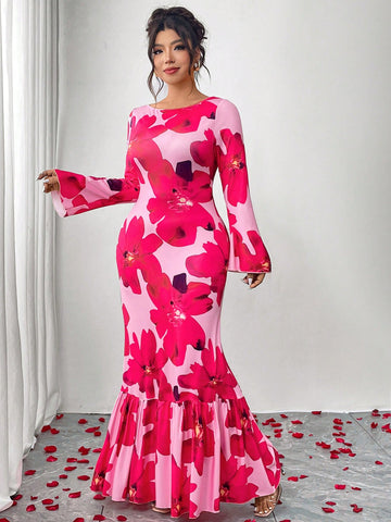 Wrap yourself in effortless elegance with this stunning plus-size floral dress! Featuring a flattering wrap silhouette that celebrates your curves and long, flowy flare sleeves that add a touch of drama and movement, this piece is perfect for everything from brunch dates to evening events. The vibrant floral print brings joy and personality to your wardrobe, while the thoughtful design ensures you'll feel confident and comfortable all day long. A versatile essential that proves style has no size limit!