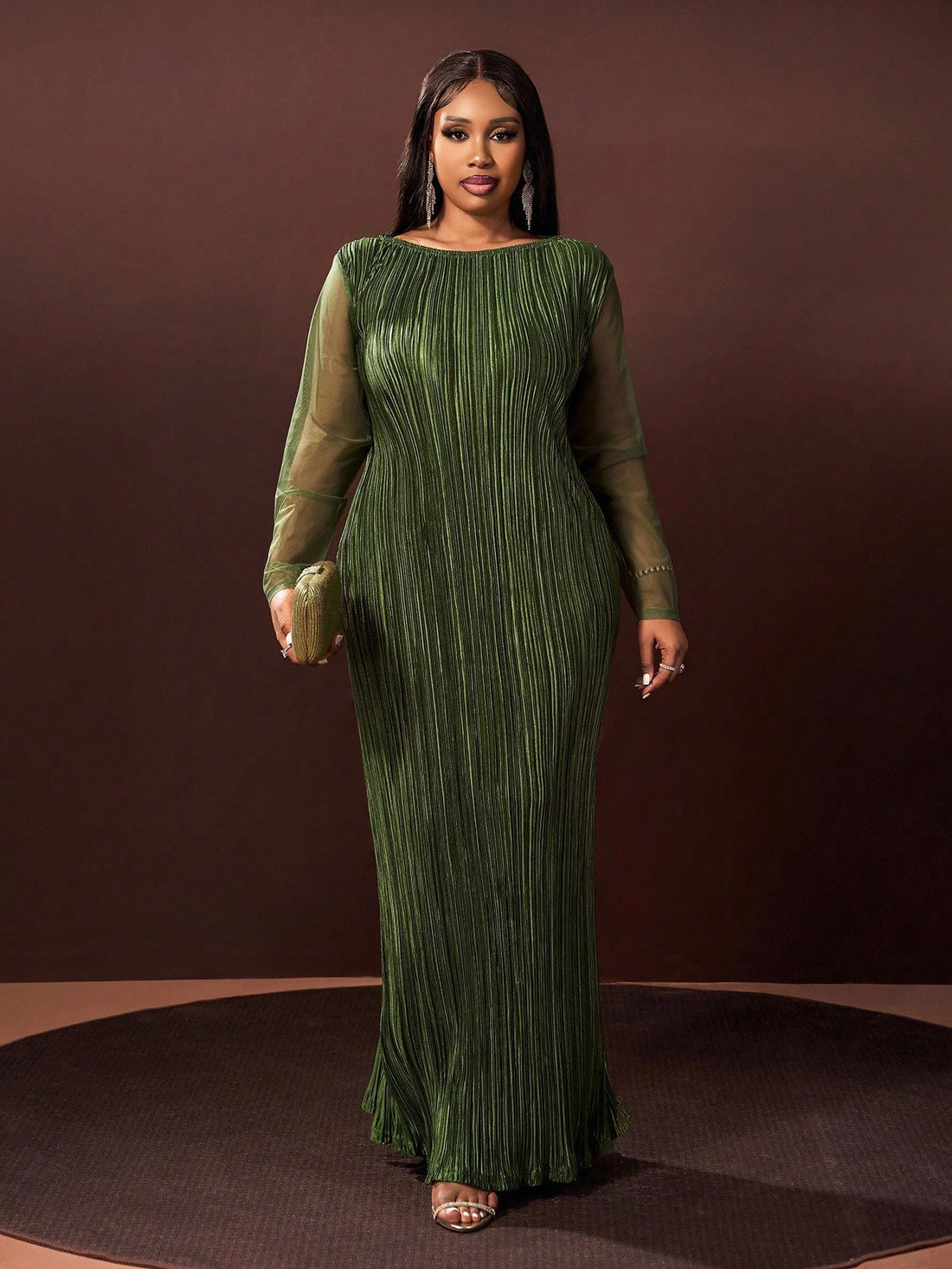 Step out in style and comfort with this Elegant Plus Size Green Mesh Splice Maxi Dress. Its flowing design and mesh accents add a touch of whimsy, perfect for autumn and winter events. Embrace cozy sophistication while feeling fabulous in every twirl.