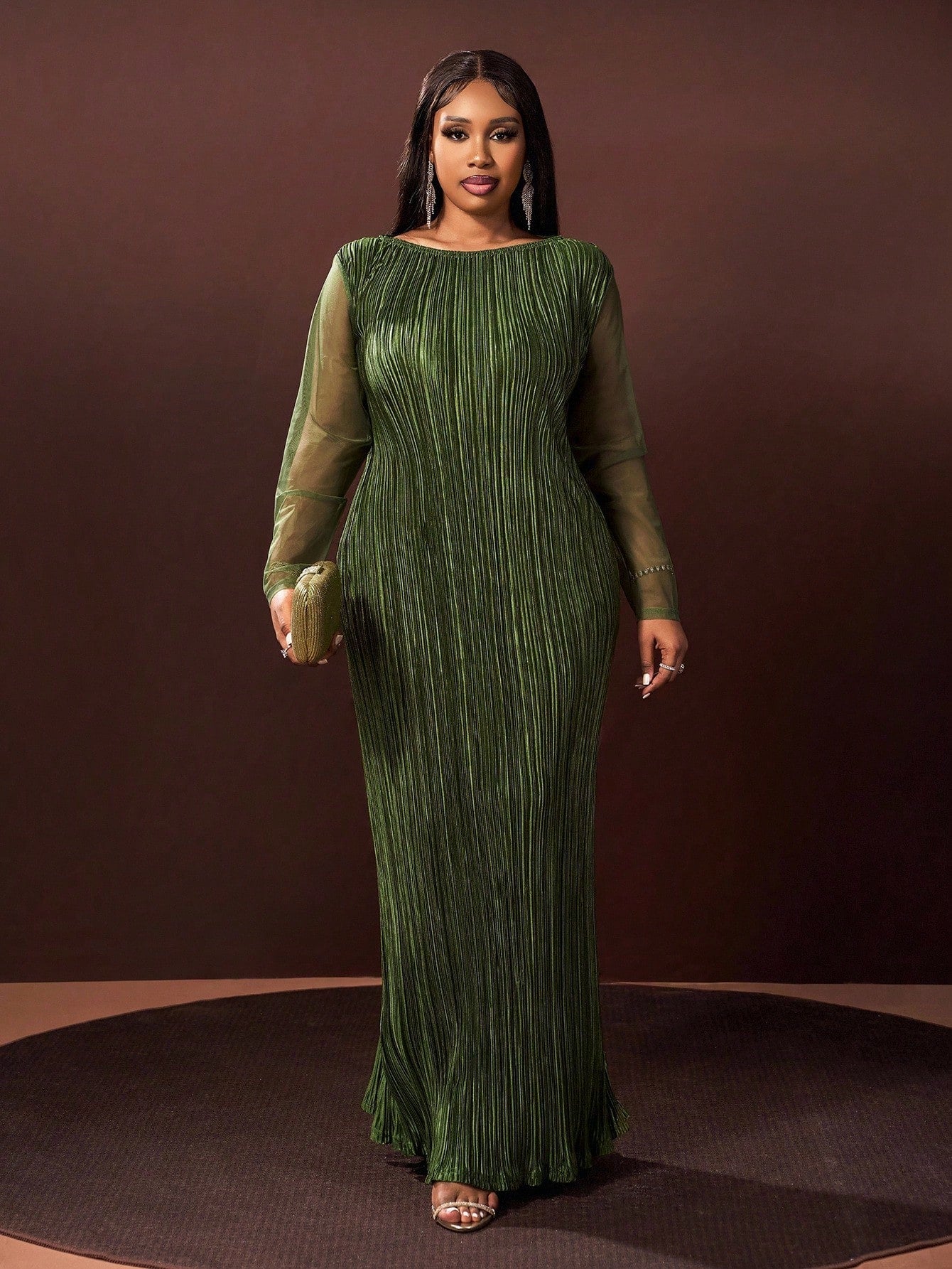 Step out in style and comfort with this Elegant Plus Size Green Mesh Splice Maxi Dress. Its flowing design and mesh accents add a touch of whimsy, perfect for autumn and winter events. Embrace cozy sophistication while feeling fabulous in every twirl.