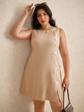 This elegant plus size sleeveless dress features a flattering crew neck and a charming bowknot detail that adds a touch of whimsy. The side slit offers a flirty peek while allowing easy movement, making it perfect for any chic occasion. Embrace comfort and style effortlessly with this playful yet sophisticated look.