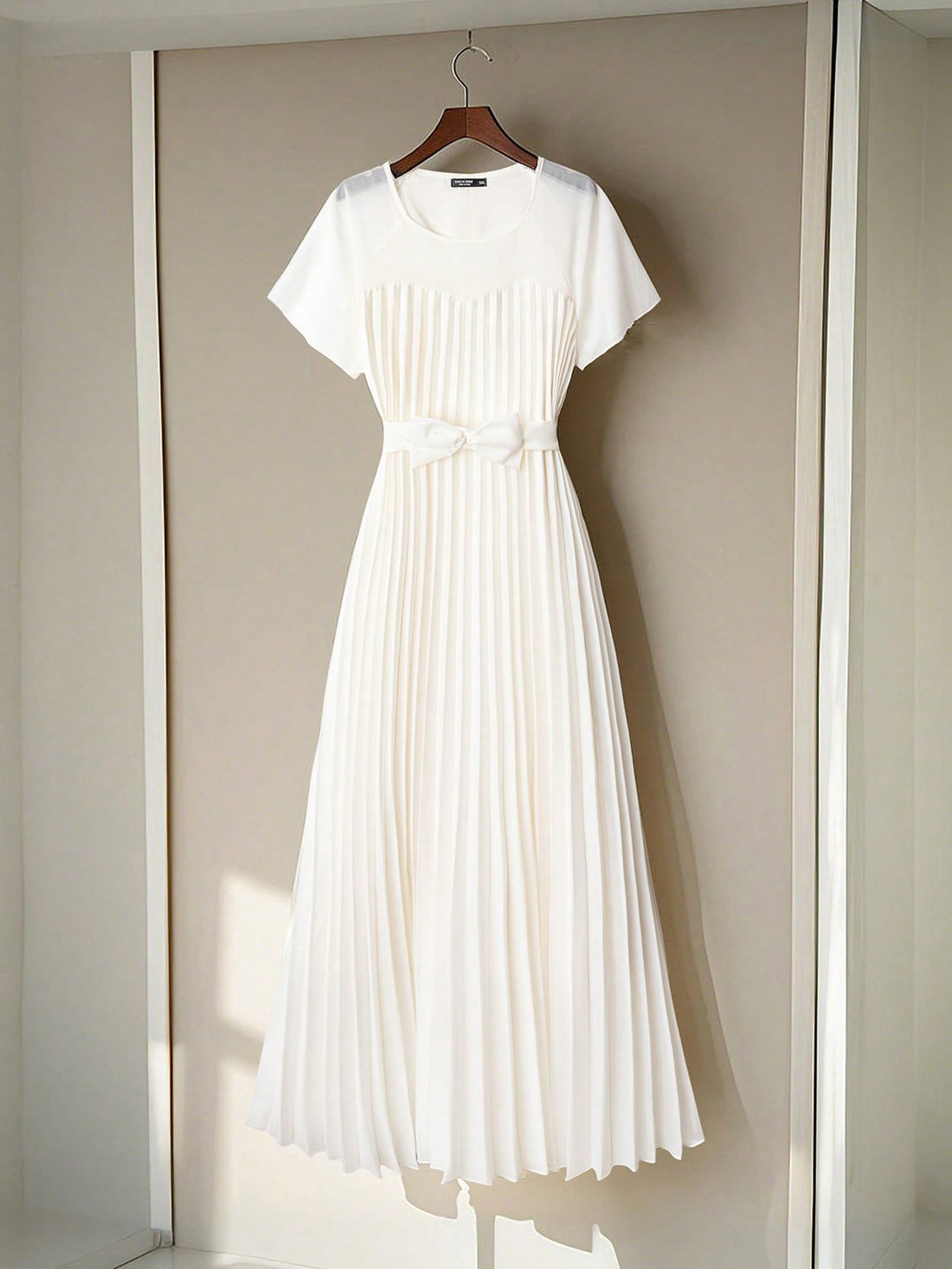 Step into summer with this playful plus size dress designed to flatter and flow. Featuring short sleeves and a charming round neck, its pleated details add a touch of elegance while keeping you cool and comfortable. Perfect for sunny days and casual outings, this dress combines style and ease for your warm-weather wardrobe.