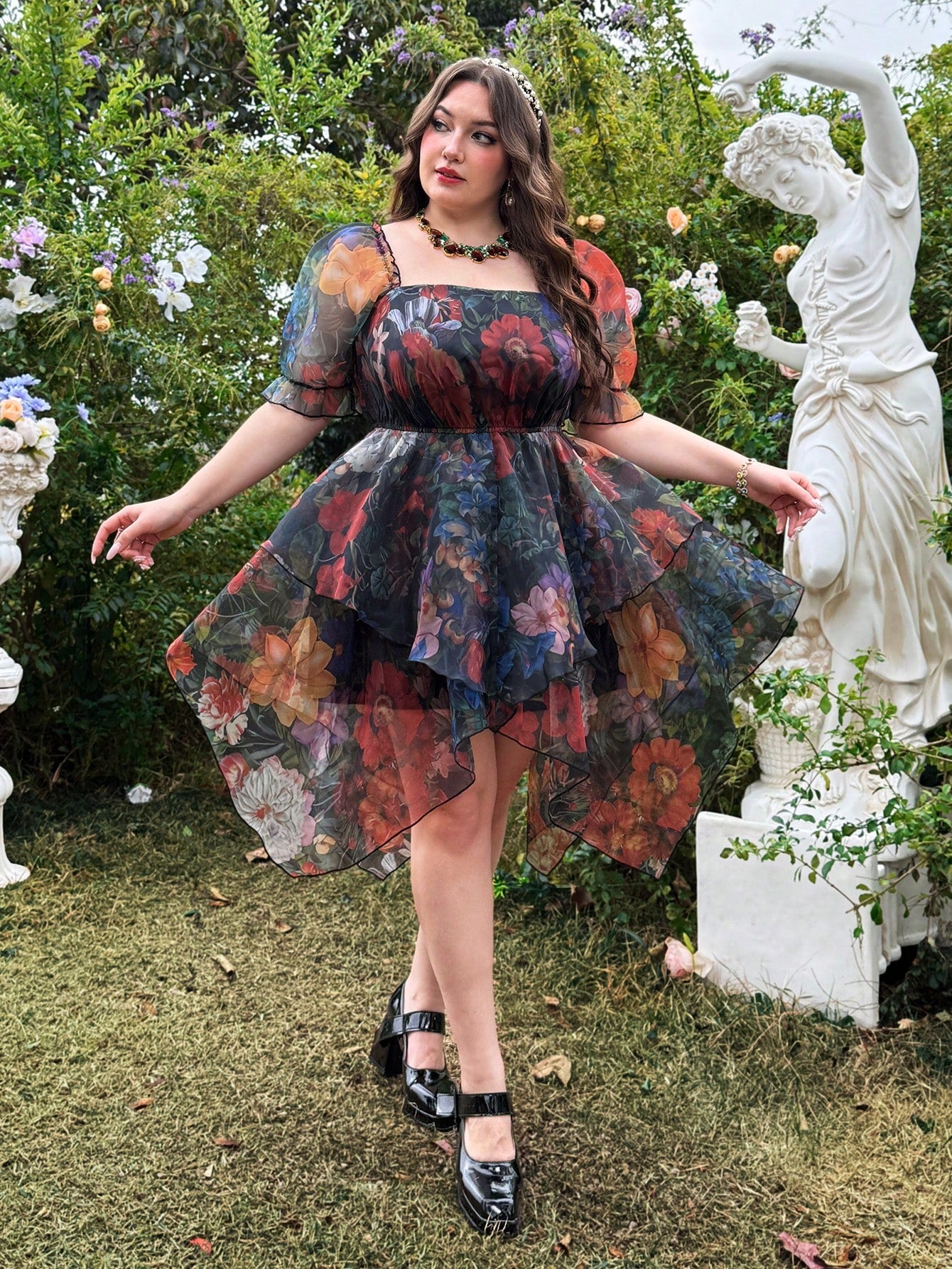 Get ready to turn heads in this Elegant Plus Size Warm Weather Floral Chiffon Dress! The square collar adds a touch of sophistication, while the asymmetrical hem keeps things interesting. Made for warm weather, this dress is perfect for any occasion.