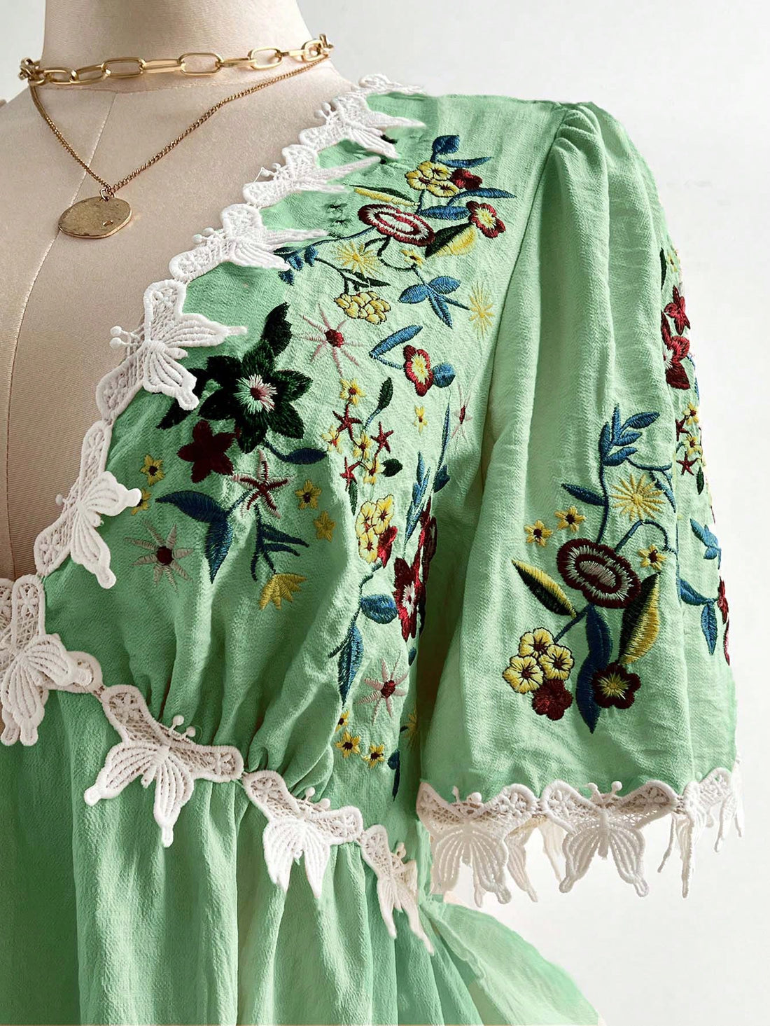 Step out in style with this elegant plus size woven dress featuring a flattering V-neck and delicate embroidery. The playful ruffle hem adds a fun twist, making it perfect for casual chic occasions. Comfortable and charming, it’s your go-to for effortless confidence and flair.