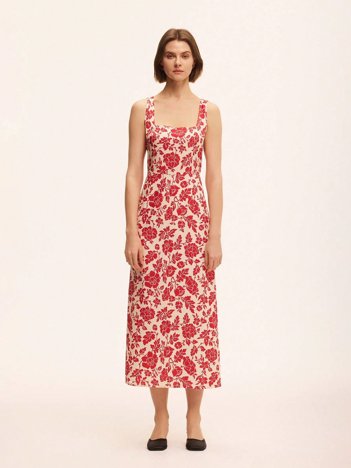 Turn heads with this playful red floral print dress, designed to flatter with its sleeveless cut and fitted waist. Perfect for sunny days or special occasions, it combines comfort and style effortlessly for a stunning look that’s all your own.