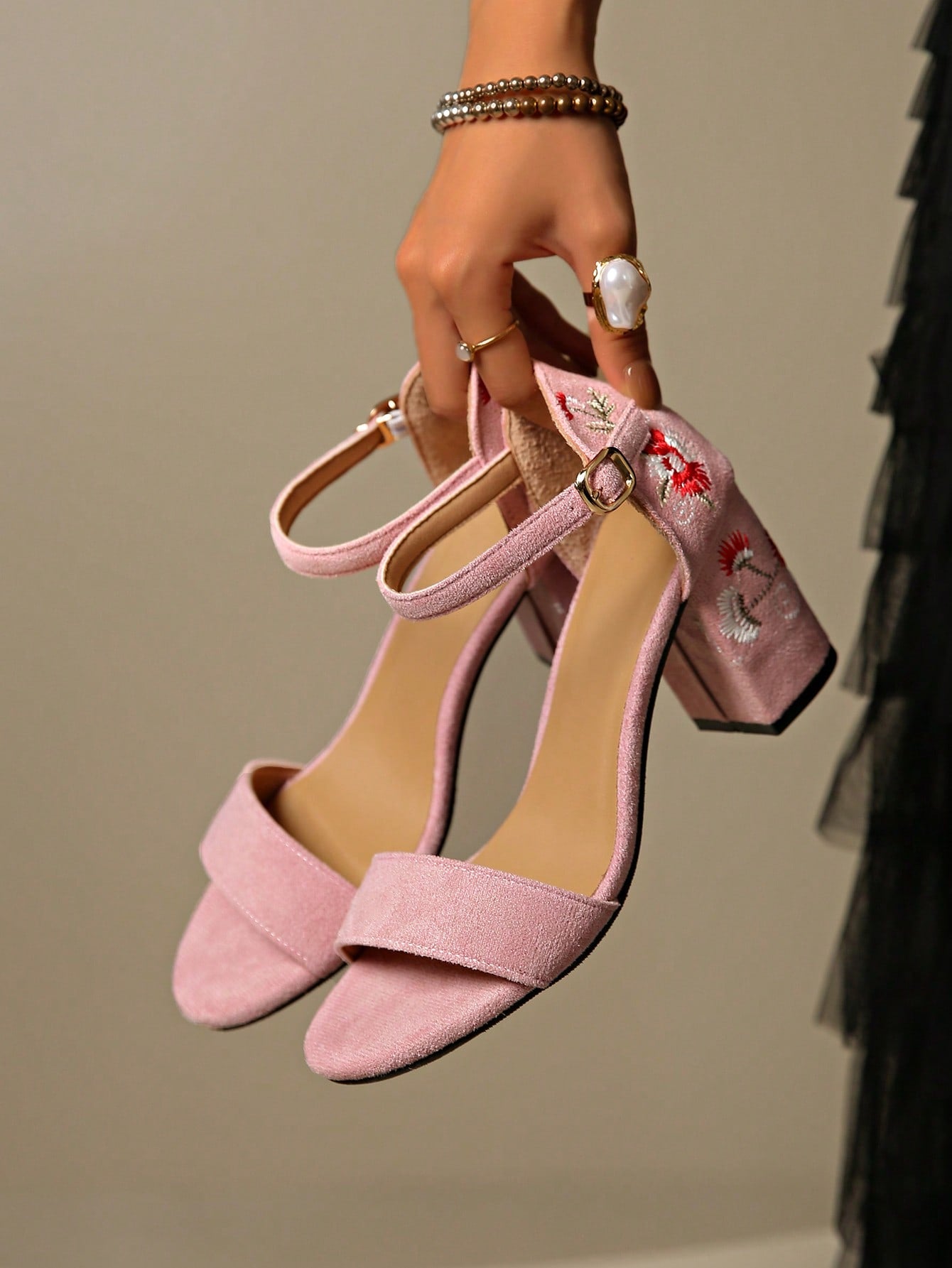 Step into style with our Elegant Retro High Heel Sandals for Women. Perfect for summer parties, these sandals feature a fun floral print and a versatile design that can be worn in multiple ways. And with their plus size options, everyone can rock these retro heels!